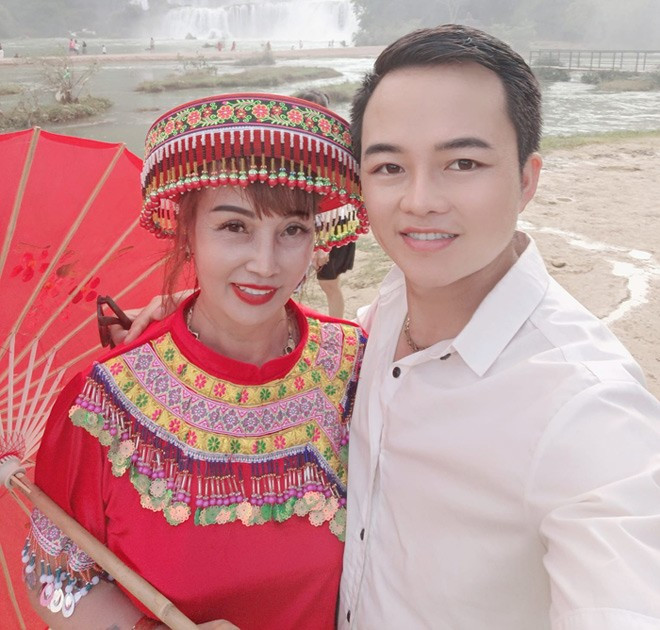 “Cô dâu Cao Bằng” kể, chồng trẻ của cô là người đàn ông ôn hòa, chững chạc hơn nhiều so với lứa tuổi 33.