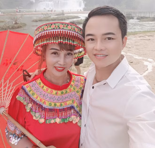 “Cô dâu Cao Bằng” kể, chồng trẻ của cô là người đàn ông ôn hòa, chững chạc hơn nhiều so với lứa tuổi 33.