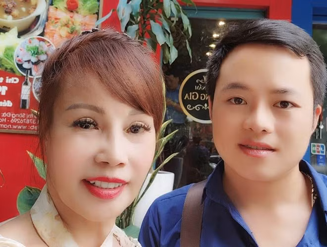 Trên sóng livestream, cặp “vợ già – chồng trẻ” gọi “anh”, xưng “em” ngọt ngào, cùng nhau làm, cùng nhau bán hàng, mặc kệ bên dưới vẫn có những bình luận khiếm nhã.