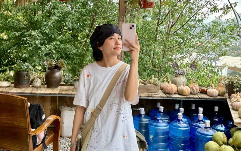 Nhật Lệ cho biết thêm biết thái độ của Quang Linh sau khi cô nàng nhắn tin kể chuyện thì lại rất... dửng dưng, không rep tin nhắn luôn! Đúng kiểu thái độ "chị em cây khế" mà rất nhiều gia đình thường gặp.