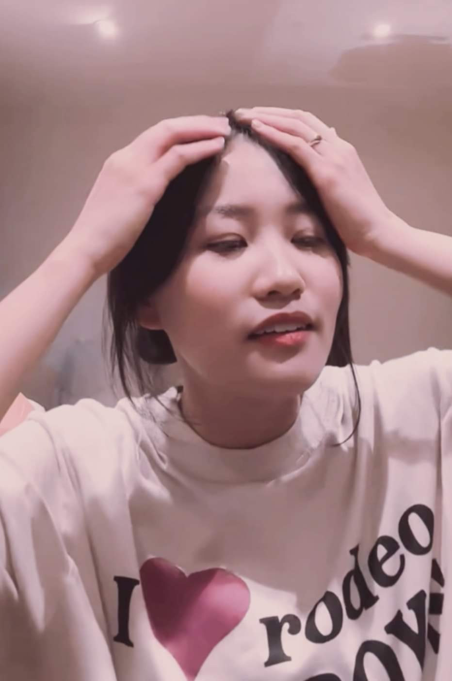 Cô còn đùa rằng sẽ cầm nick TikTok của Quang Linh để follow gái xinh lung tung, rồi hôm sau anh chàng sẽ bị đồn là "Quang Linh công khai hẹn hò..."