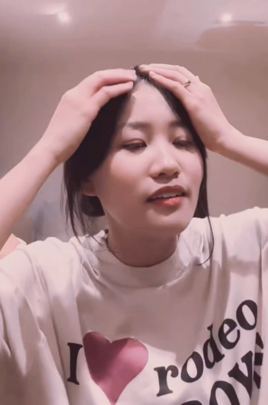 Cô còn đùa rằng sẽ cầm nick TikTok của Quang Linh để follow gái xinh lung tung, rồi hôm sau anh chàng sẽ bị đồn là "Quang Linh công khai hẹn hò..."