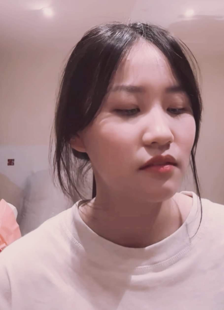 Theo đó, Nhật Lệ đã nói thẳng cứ thấy video có Quang Linh là đều lướt luôn vì không thấy em đẹp trai, chỉ thấy mình đẹp nhất nhà.