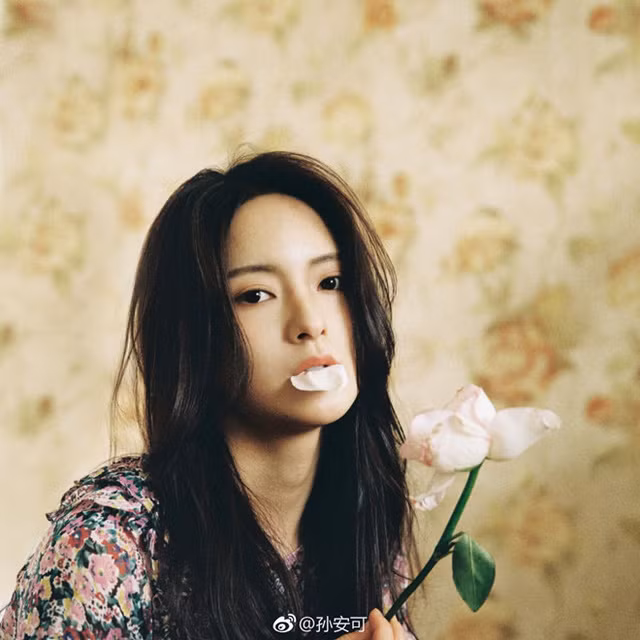 Mới đây, Tôn Khả An cũng gây được ấn tượng sâu đậm với khán giả nhờ vào thần thái tuyệt vời của mình trong Tân Ỷ Thiên Đồ Long Ký với vai diễn Dương Bất Hối.