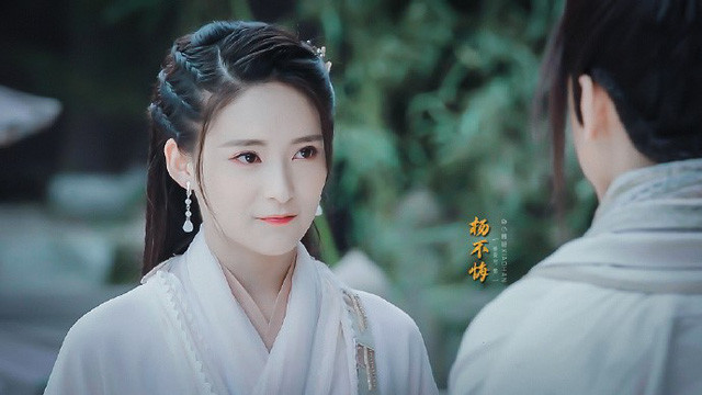 Tôn Khả An hiện đang là sinh viên của Học viện Điện ảnh Bắc Kinh và mặc dù trên giảng đường chẳng thiếu trai xinh gái đẹp như tính chất của môi trường đang theo học, thế nhưng cô nàng vẫn nổi bật với nhan sắc rất riêng của mình.