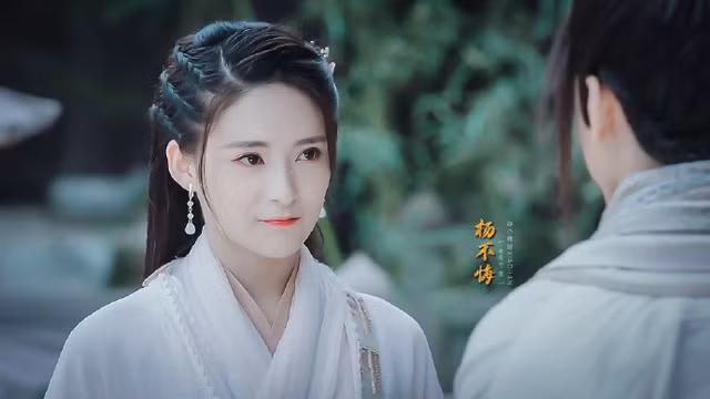 Tôn Khả An hiện đang là sinh viên của Học viện Điện ảnh Bắc Kinh và mặc dù trên giảng đường chẳng thiếu trai xinh gái đẹp như tính chất của môi trường đang theo học, thế nhưng cô nàng vẫn nổi bật với nhan sắc rất riêng của mình.