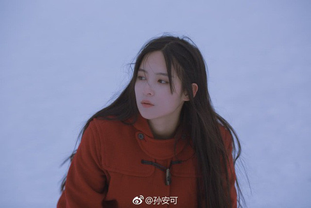 Sở hữu gương mặt xinh như búp bê, cực kỳ thần thái và trên hết là đôi mắt to long lanh như biết nói, hot girl mạng xã hội này thậm chí còn được so sánh với đàn chị Lưu Diệc Phi, được mệnh danh là "thần tiên tỷ tỷ thế hệ mới" của điện ảnh Trung Quốc.