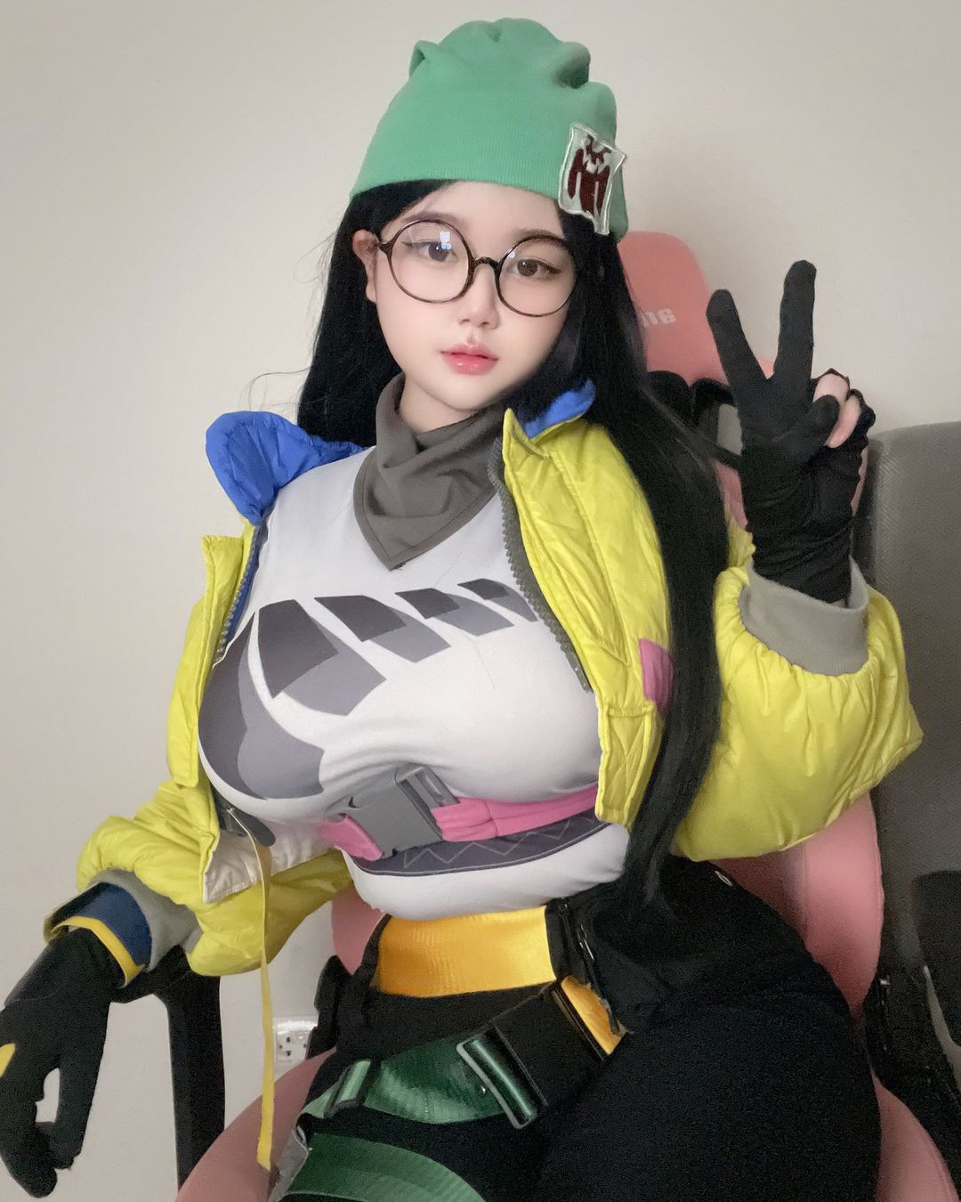 Một số ý kiến cho rằng việc coser thể hiện đường cong cơ thể là một phần của việc diễn đạt nhân vật, trong khi những người khác lại lo ngại về việc phô trương quá mức có thể dẫn đến những hệ lụy không mong muốn.