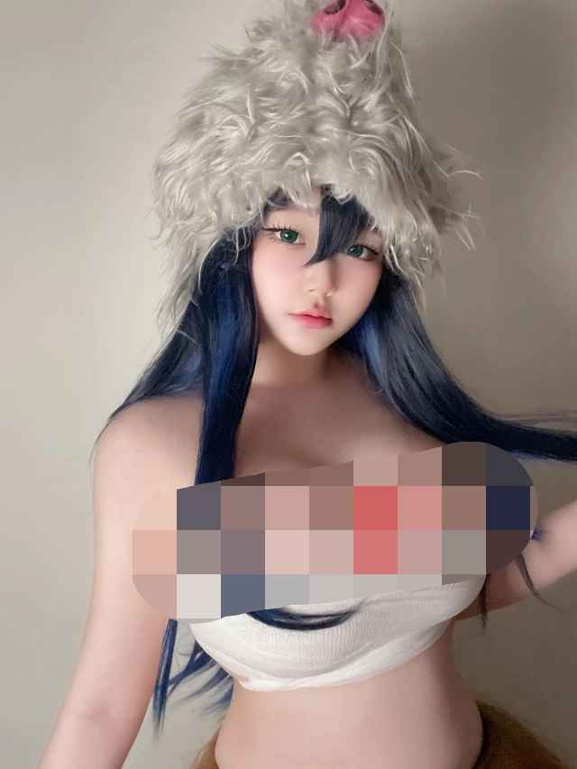 Saizneko cố gắng che chắn vòng 1 trong trang phục vải mỏng đường kính 3-4 cm của mình, nhưng dường như nỗ lực đó không thực sự đáng kể.