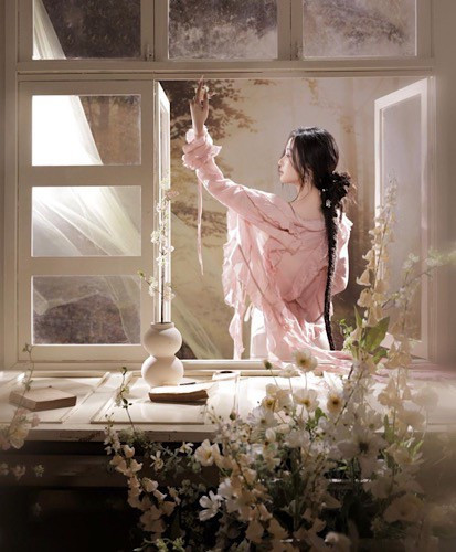 "Như thần tiên tỷ tỷ luôn ạ!", "Rất thích Jun Vũ theo đuổi style này, trông vừa gợi cảm nhưng cũng rất dịu dàng, yểu điệu", "Bộ này đỉnh quá!",... là những lời bình luận của các tài khoản mạng dành cho Jun Vũ.