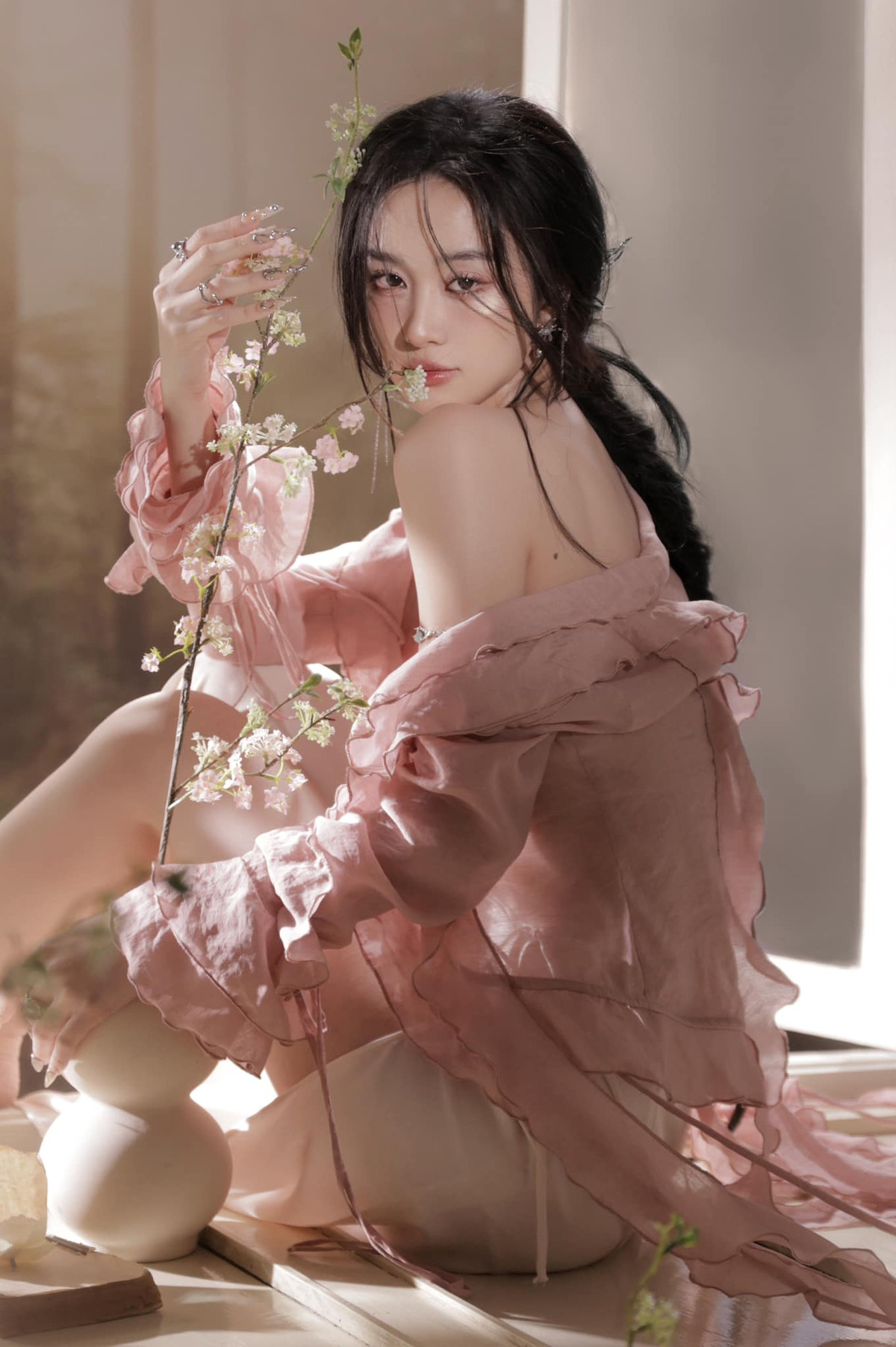 Bẵng đi một thời gian, Jun Vũ từng nhận phải nhiều ý kiến trái chiều vì bất ngờ chuyển hướng sang hình tượng gợi cảm.