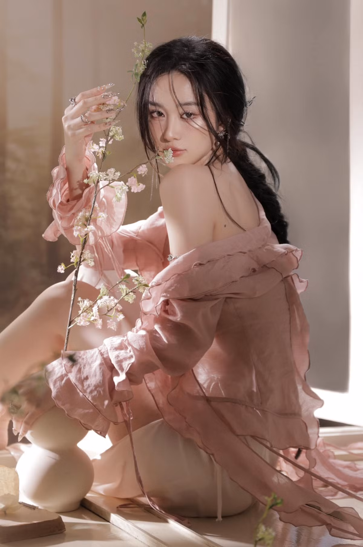 Bẵng đi một thời gian, Jun Vũ từng nhận phải nhiều ý kiến trái chiều vì bất ngờ chuyển hướng sang hình tượng gợi cảm.