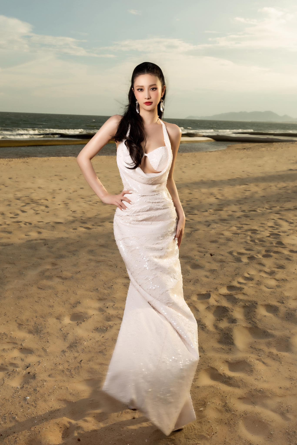 Jun Vũ lên tiếng giải thích, cảm nhận giữa đẹp và không đẹp của từng người là khác nhau. Có thể mọi người trước đó cũng đã quen với hình ảnh của một nàng hot girl nhẹ nhàng, tinh khôi nên khi cô mặc gợi cảm hơn, khán giả cảm thấy khó thể chấp nhận.