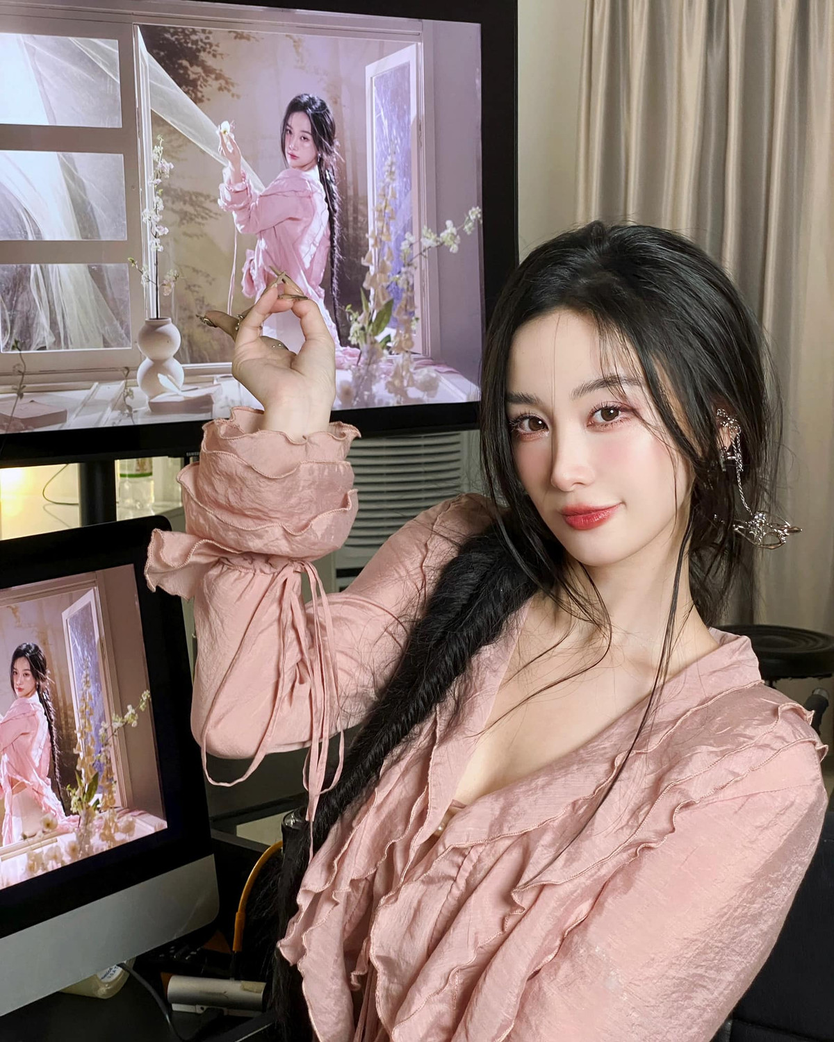 Trước đó, Jun Vũ vốn được yêu thích nhờ những hình ảnh nhẹ nhàng, trong sáng. Phong cách lần này của cô nhận được nhiều lời tán thưởng một phần nhờ cách lựa chọn váy áo khéo léo.