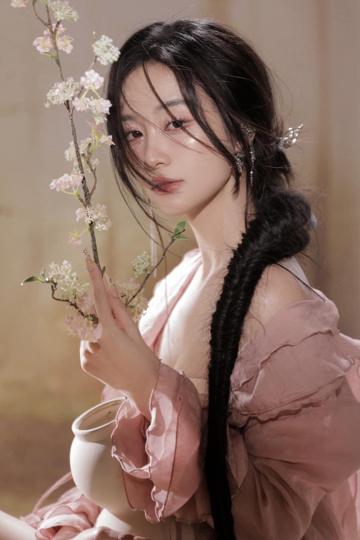 Không những giúp Jun Vũ trông quyến rũ hơn mà còn khiến cô nàng làm nổi bật được lợi thế vẻ đẹp trong trẻo của mình.