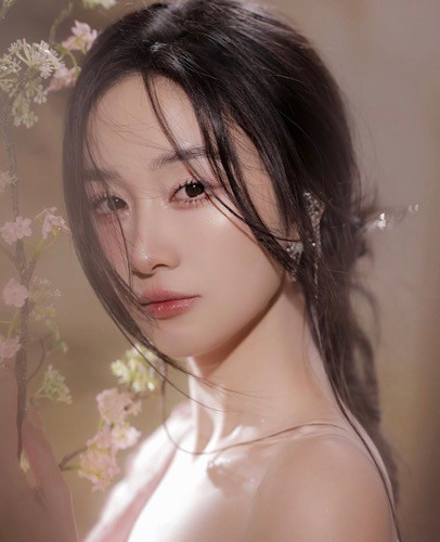 Dưới phần bình luận, nhiều cư dân mạng dành lời khen ngợi cho Jun Vũ vì vẻ đẹp mong manh, thoát tục trong bộ ảnh mới của cô nàng.