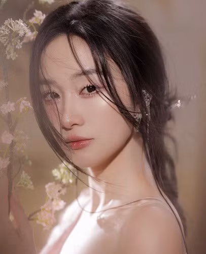 Dưới phần bình luận, nhiều cư dân mạng dành lời khen ngợi cho Jun Vũ vì vẻ đẹp mong manh, thoát tục trong bộ ảnh mới của cô nàng.