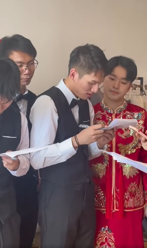 Bài thi được thực hiện ngay tại chỗ, nhà gái phát loa bài nghe cho dàn phù rể đồng thời kiêm luôn nhiệm vụ giám sát gian lận. Trước thử thách khó nhằn từ dàn phù dâu, những chàng trai chỉ đành hết sức tập trung làm bài thi, giúp cho chú rể sớm gặp được cô dâu.