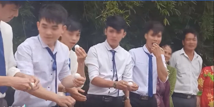 100 quả trứng vịt lộn là thử thách cho nhà trai trước khi chú rể được phép bước vào phòng cô dâu.