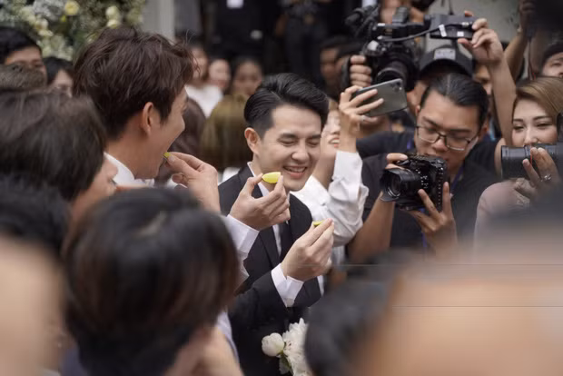 Tại Việt Nam, màn thử thách dàn phù rể và chú rể đến rước dâu cũng trở nên rất phổ biến. Ở nhiều nơi, nhà gái đã đưa nét đặc trưng văn hóa vùng miền vào chính màn thử thách này.