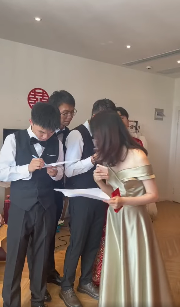 Thử thách đón dâu thường gặp nhất chính là những chén đồ uống có cồn mà chú rể phải uống sạch trước khi được gặp “nửa kia”. Thế nhưng, một đám cưới ở Trung Quốc đã có hình thức thử thách mang đậm hơi thở tri thức.