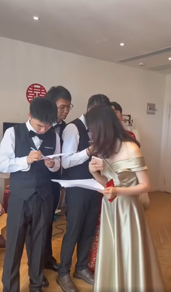 Thử thách đón dâu thường gặp nhất chính là những chén đồ uống có cồn mà chú rể phải uống sạch trước khi được gặp “nửa kia”. Thế nhưng, một đám cưới ở Trung Quốc đã có hình thức thử thách mang đậm hơi thở tri thức.