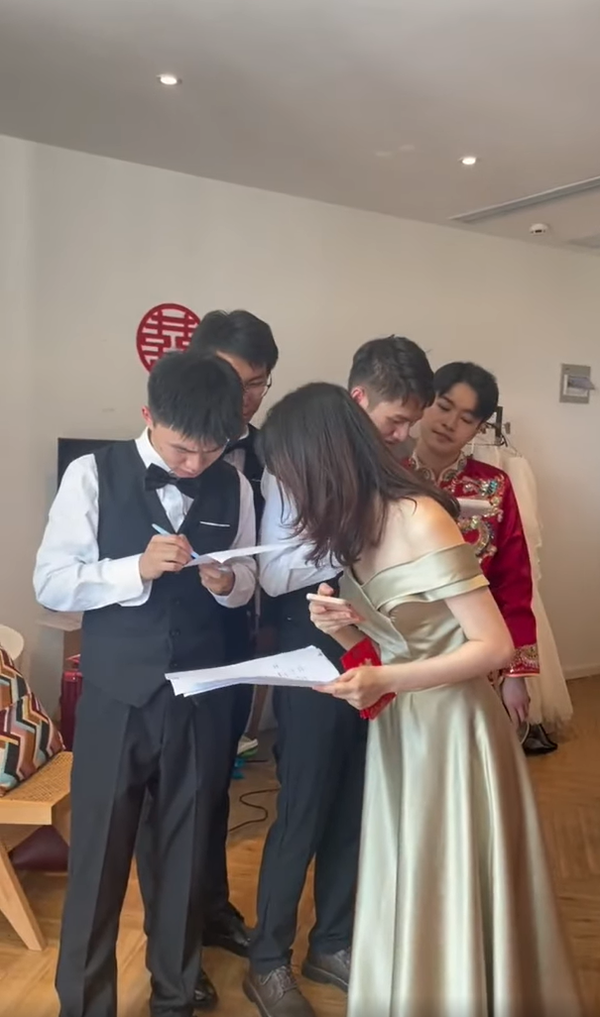 Theo đó, cả cô dâu và chú rể đều là tiến sĩ tại Đại học Bắc Kinh. Chính vì vậy, thay vì những ly nước có cồn, chơi trò chơi hay phát lì xì, họ đã yêu cầu phù rể phải hoàn thành bài thi nghe IELTS thì mới được tiến vào phòng cô dâu.