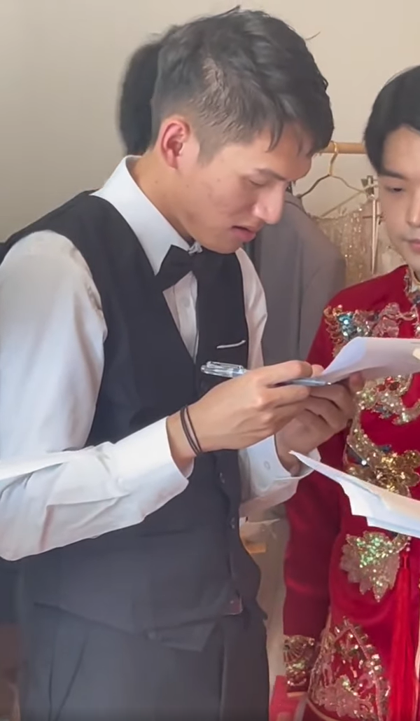 Trong đoạn video, nhìn mặt ai cũng căng thẳng, tập trung lắng nghe để hoàn thành tốt bài thi.