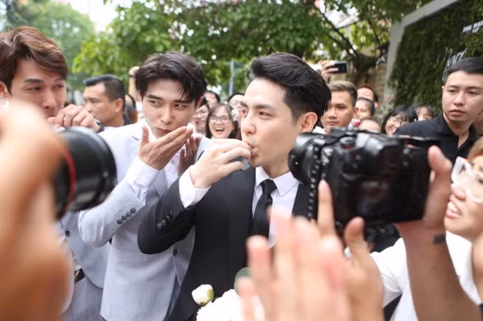 Ca sĩ Ông Cao Thắng đã phải vượt qua thử thách ăn chanh và muối để được đón vợ là Đông Nhi.