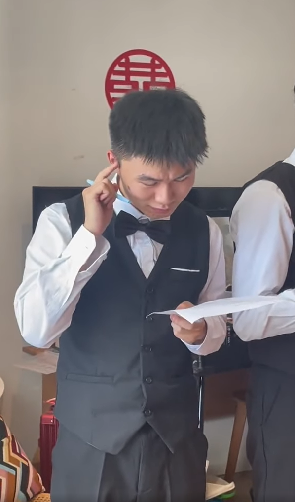 Nhìn gương mặt đăm chiêu suy nghĩ của những chàng phù rể, ít ai nghĩ đây là buổi lễ đám cưới nếu như không thấy hình ảnh mặc áo dài đỏ của chú rể đang đứng cạnh để cùng hỗ trợ đồng đội.