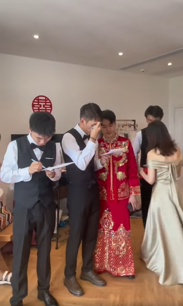 Trong một số đám cưới, khi chú rể đến đón dâu hội bạn của cô dâu còn ra một số thử thách, buộc chú rể và dàn phù rể phải vượt qua thì mới được gặp vợ tương lai.