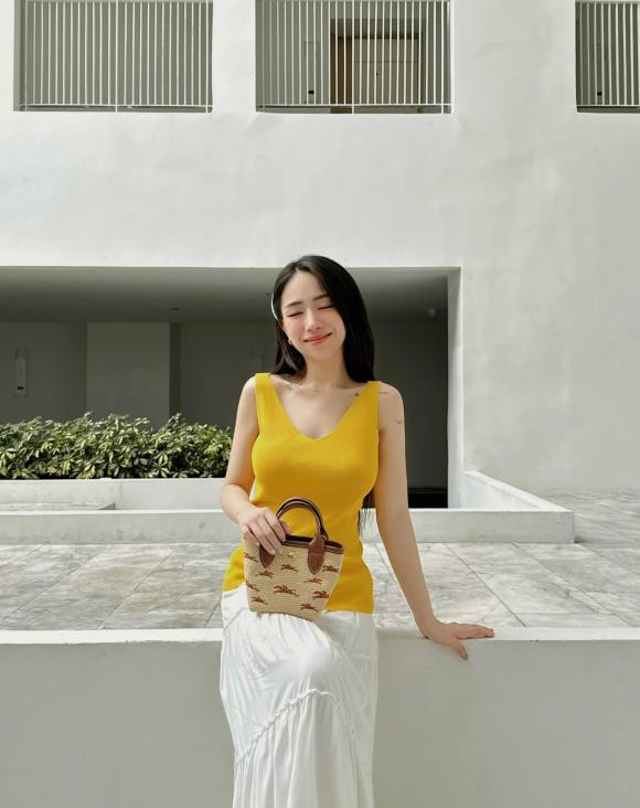 Dù đã trải qua 2 lần sinh nhở, nhưng vòng eo con kiến của con gái Minh Nhựa khiến bao cô gái ghen tỵ.