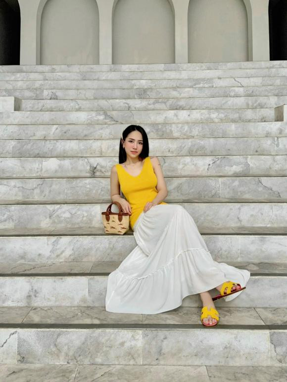 Vòng một đã qua "dao kéo" của Joyce Phạm cũng giúp cô trông quyến rũ hơn.