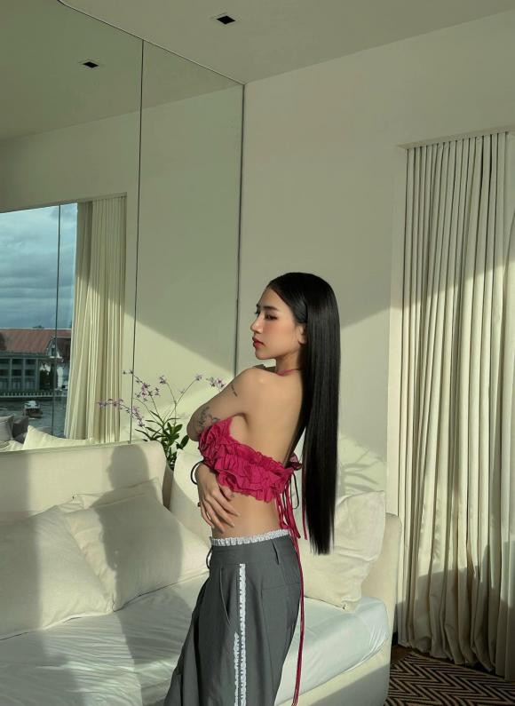 Thời gian vừa qua, sau khi sinh con thứ 2, con gái đại gia Minh Nhựa không ngại chia sẻ việc đã "đại tu" đôi gò bồng đào, khiến bản thân thêm cuốn hút, tự tin hơn.