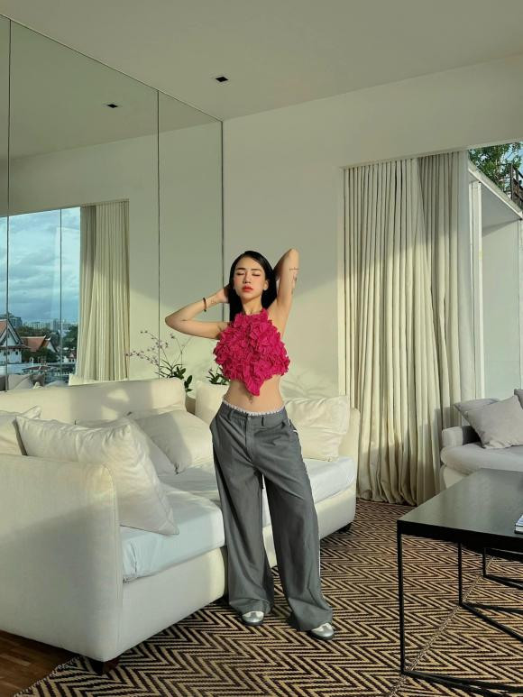 Sau khi sinh con, Joyce Phạm cũng bắt đầu "tân trang" nhan sắc bằng việc phẫu thuật thẩm mỹ vào nhận được nhiều lời khen ngợi xinh hơn, gợi cảm hơn sau "dao kéo'".