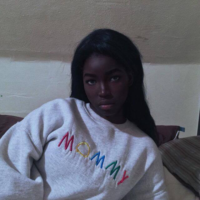 Đối mặt với những kẻ kỳ thị, Lola Chuil dùng sự tự tin của bản thân để chống lại họ và tôn vinh làn da tối màu.