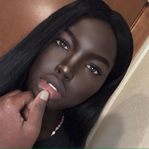 Bên cạnh những lời khen về vẻ đẹp khác biệt, Lola Chuil cũng thường nhận được những bình luận ác ý về màu da của mình.