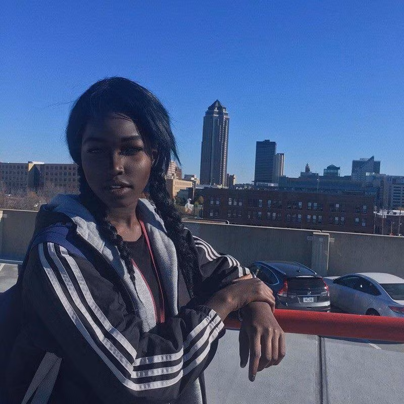 Nhiều người cho rằng Lola Chuil hội tụ đủ tố chất để trở thành người mẫu chuyên nghiệp trong tương lai. Hot girl 17 tuổi còn được mệnh danh là "tiểu Naomi Campbell".