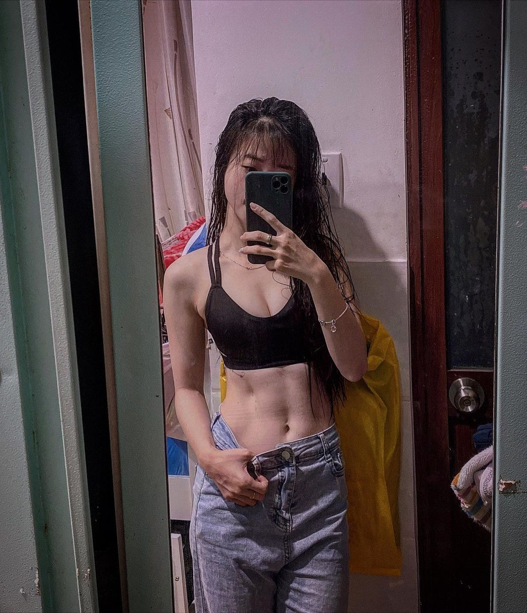 Trên trang Instagram cá nhân, Châu Tuyết Vân đã chụp những tấm ảnh khoe "vòng eo con kiến" cùng cơ bụng 6 múi khiến tất cả phải trầm trồ thích thú.