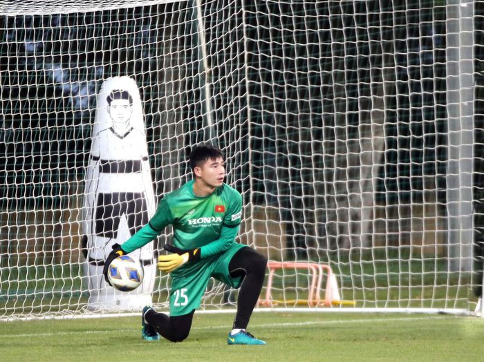 Quan Văn Chuẩn sinh ngày 7/1/2001 tại Tuyên Quang. Anh được các tuyển trạch viên CLB Hà Nội phát hiện và đưa về đội bóng vào năm 2011.