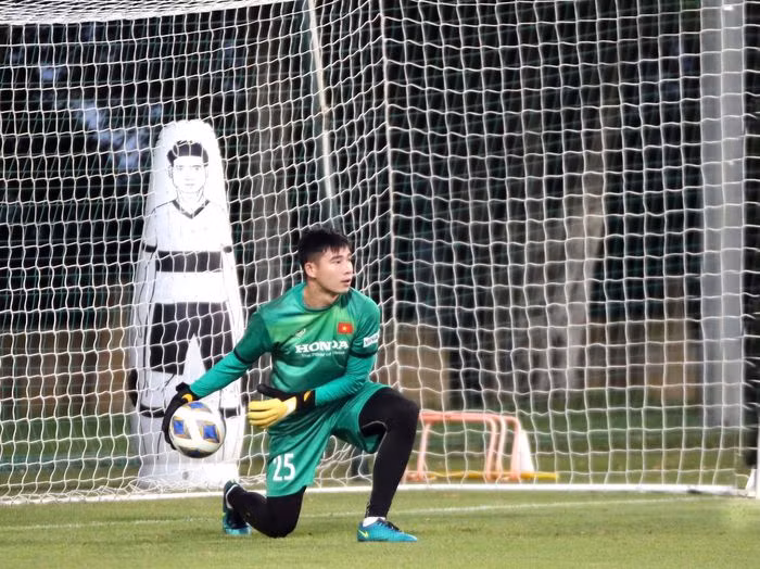 Quan Văn Chuẩn sinh ngày 7/1/2001 tại Tuyên Quang. Anh được các tuyển trạch viên CLB Hà Nội phát hiện và đưa về đội bóng vào năm 2011.