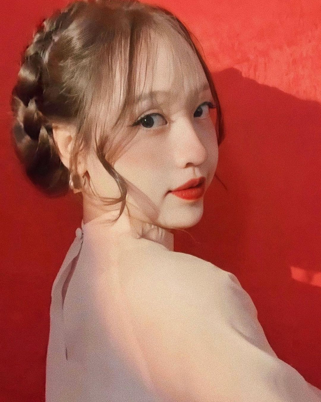 Không chỉ xinh, Dương Hà có mối quan hệ khá thân thiết với nhiều cầu thủ khác của đội tuyển Việt Nam khi họ thường xuyên tương tác với nhau trên mạng xã hội.