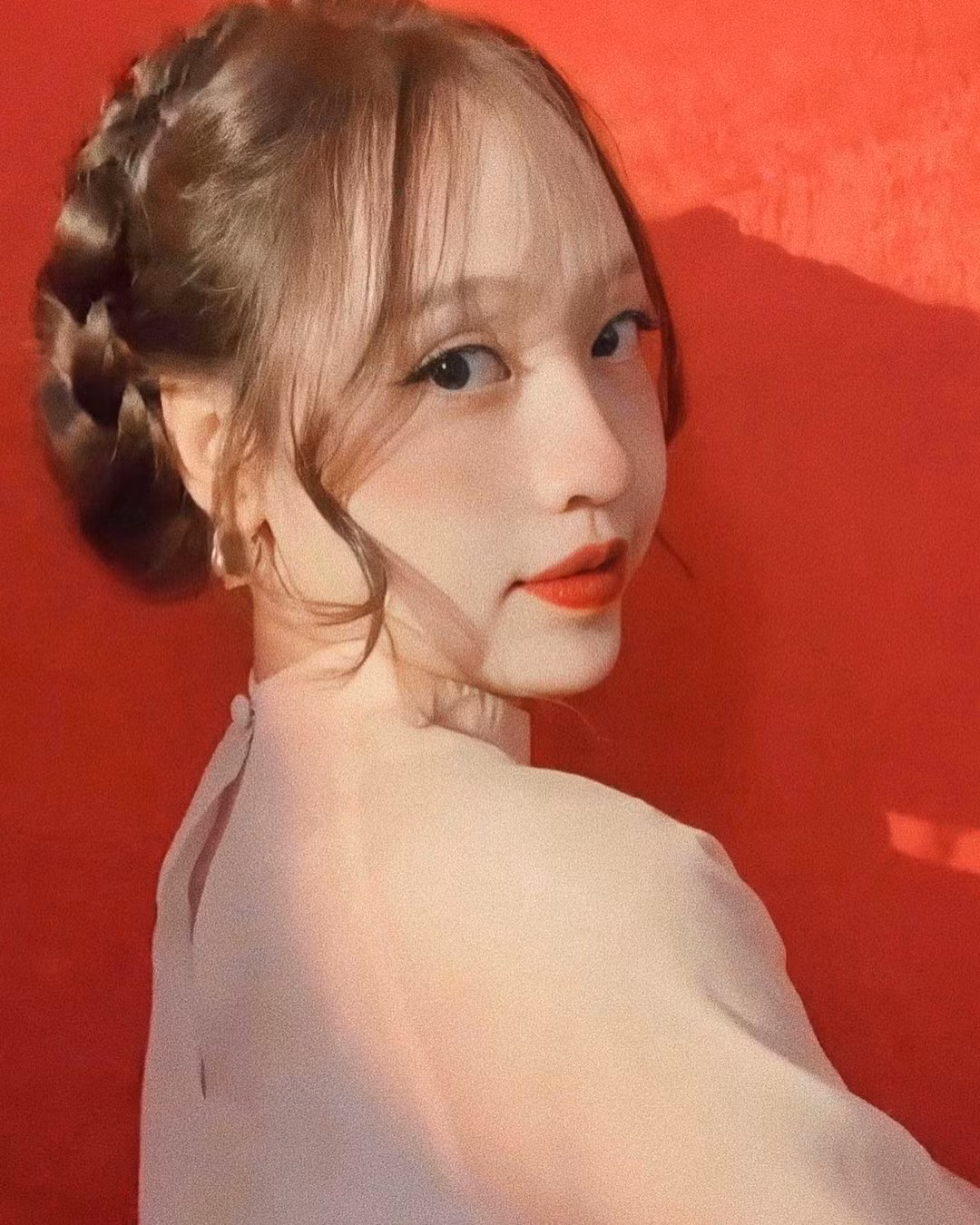 Không chỉ xinh, Dương Hà có mối quan hệ khá thân thiết với nhiều cầu thủ khác của đội tuyển Việt Nam khi họ thường xuyên tương tác với nhau trên mạng xã hội.