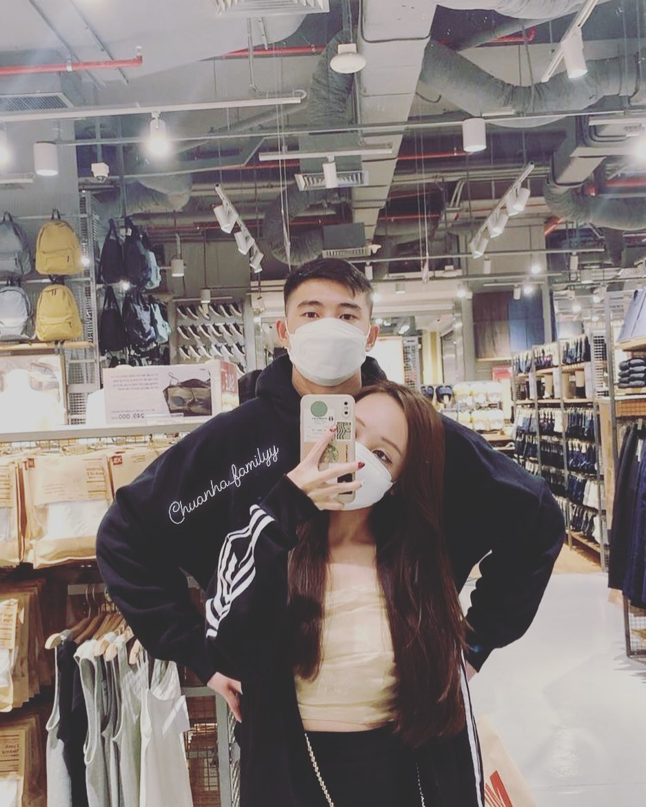 Nếu theo dõi trang cá nhân của Văn Chuẩn có thể thấy chàng thủ môn U23 Việt Nam không ngần ngại tương tác, bày tỏ tình cảm thân thiết.