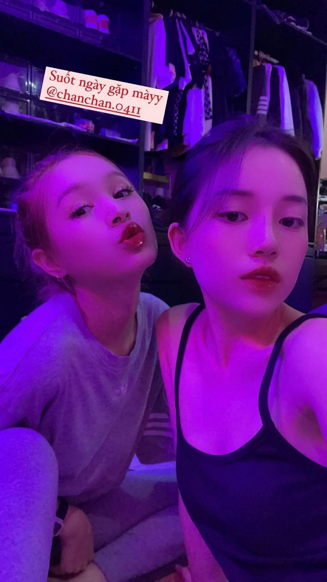 Trong thời gian giãn cách xã hội, vì không được ra đường, hot girl Xoài Non và Linh Ngọc Đàm đã thường xuyên gọi video call để tám chuyện với nhau. Những hình ảnh video call cũng được cả 2 thỉnh thoảng chia sẻ trên story Instagram.