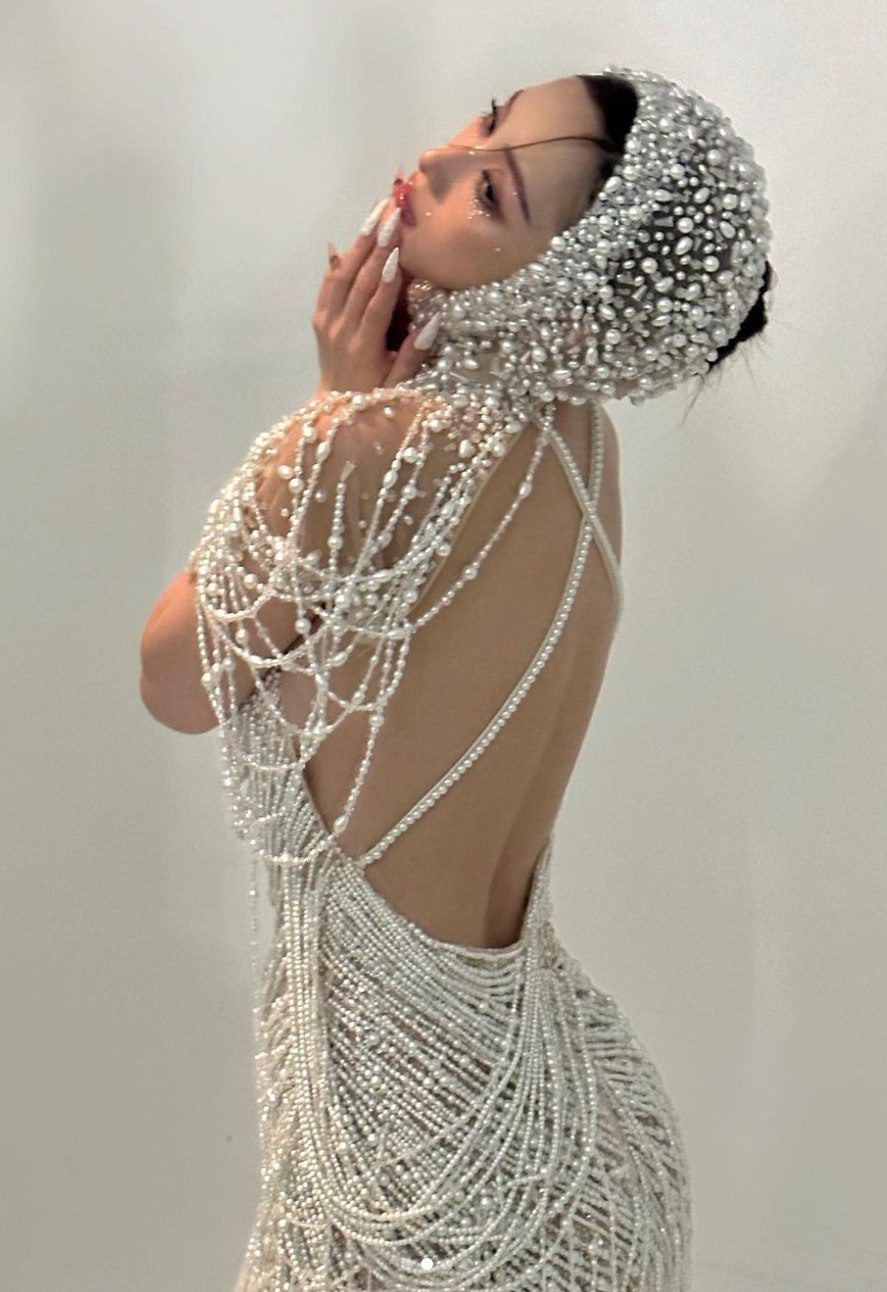 Bên cạnh các thiết kế xuyên thấu, chất liệu mong manh tựa như sương, Jun Vũ còn nhiều lần thử nghiệm bản thân với style ăn mặc cởi mở.