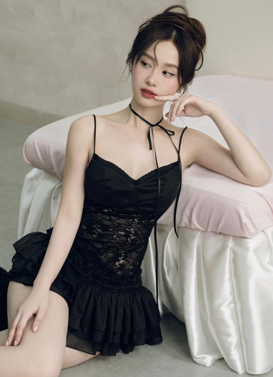 Thời gian đầu, Jun Vũ hay được dân mạng đặt cho danh xưng "hot girl trà sữa". Sau đó, cô quyết định thay đổi bản thân, tìm đến phẫu thuật thẩm mỹ, cải thiện số đo vòng 1 để có thể xuất hiện với hình ảnh quyến rũ, gợi cảm hơn.