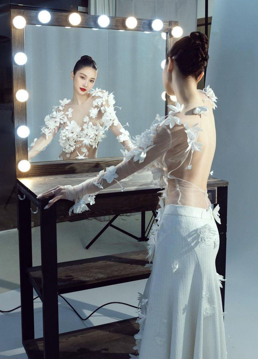 Đặc biệt về mảng thời trang, Jun Vũ cũng trở thành hình ảnh được nhiều cô gái, nhãn hàng quan tâm vì tư duy thiện mỹ, dù mặc hở nhưng chẳng hề phô phang.