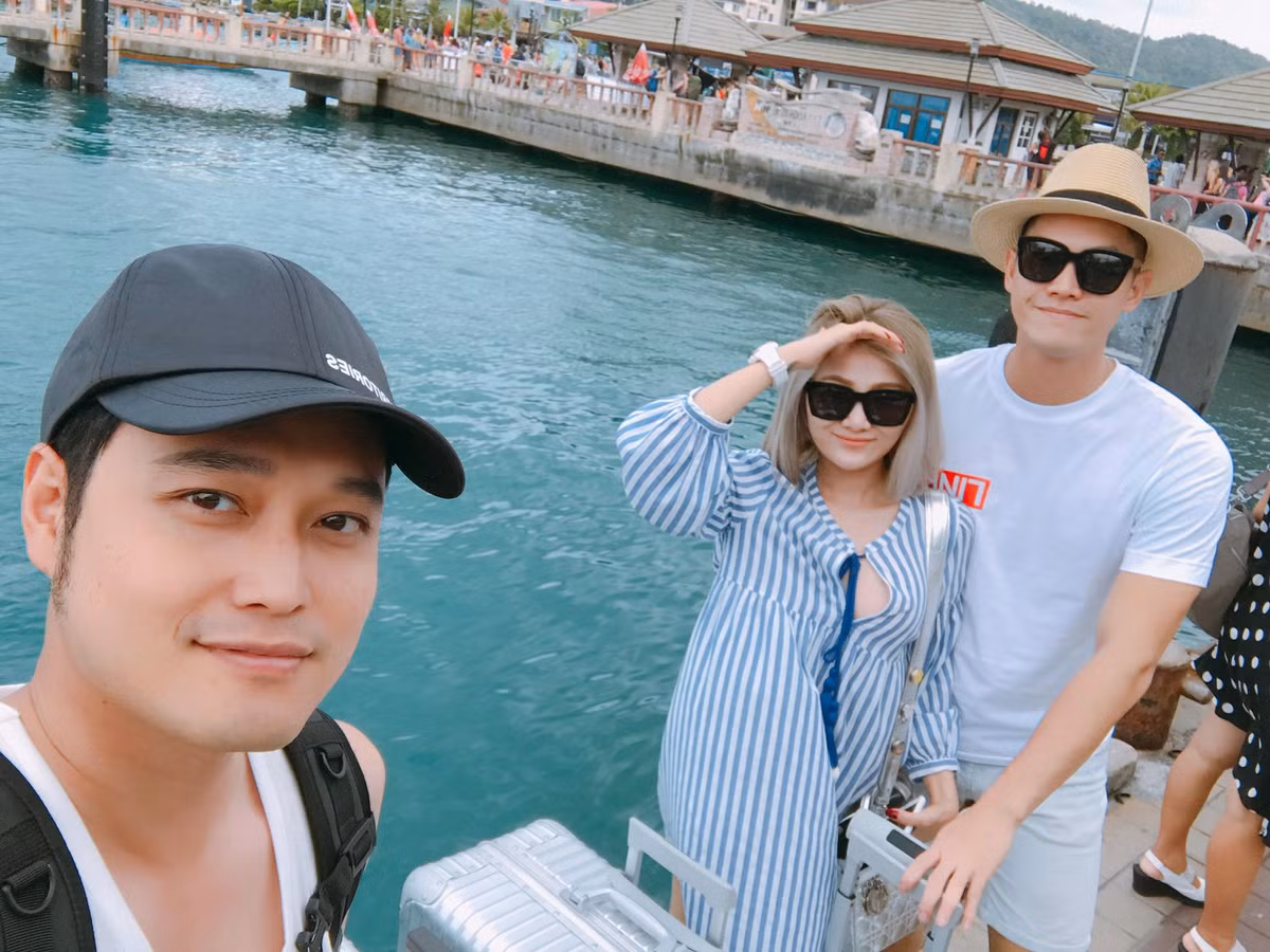 Bên cạnh đó là những món đồ hiệu đắt đỏ trong các dịp lễ lớn nhỏ cũng được Thảo Ngọc khoe lên trang cá nhân.