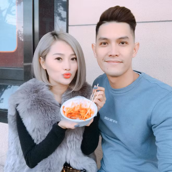 Trước khi tiến tới hôn nhân, cặp đôi đẹp và giàu này từng có 7 năm yêu thương. Chồng Thảo Ngọc sở hữu ngoại hình nam tính, điển trai không kém người anh vợ nổi tiếng.